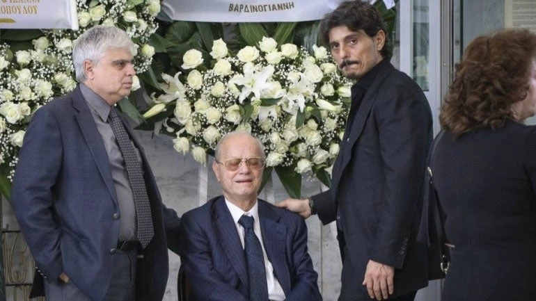 Eικόνες που ραγίζουν καρδιές: Πραγματοποιήθηκε η κηδεία του Κώστα Γιαννακόπουλου